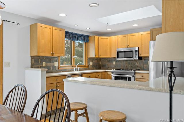 4 Woodvale Rd Extension, Branford, CT 06405