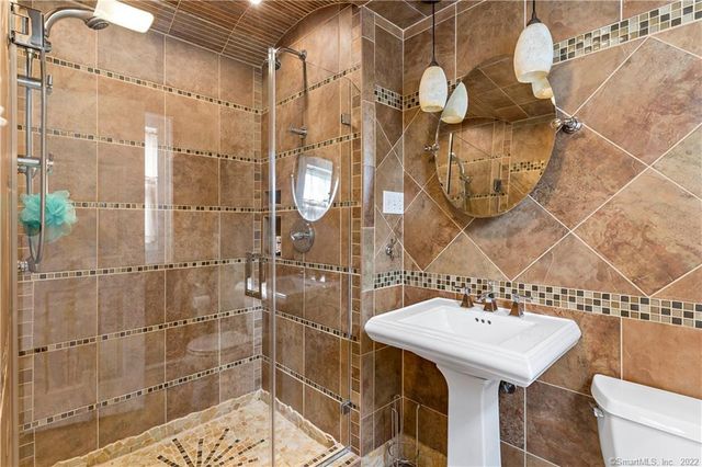 4 Woodvale Rd Extension, Branford, CT 06405