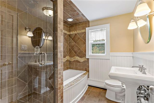 4 Woodvale Rd Extension, Branford, CT 06405