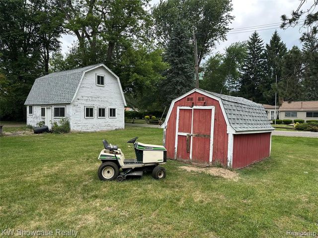 1634 S Commerce Road, Walled Lake, MI 48390