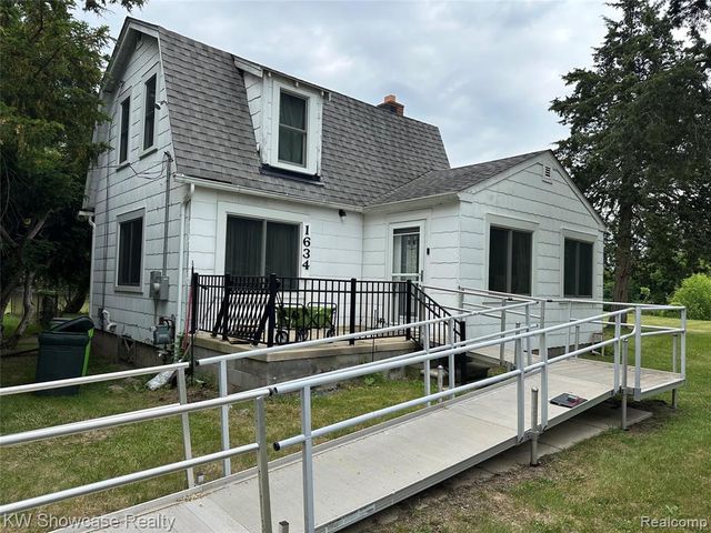 1634 S Commerce Road, Walled Lake, MI 48390