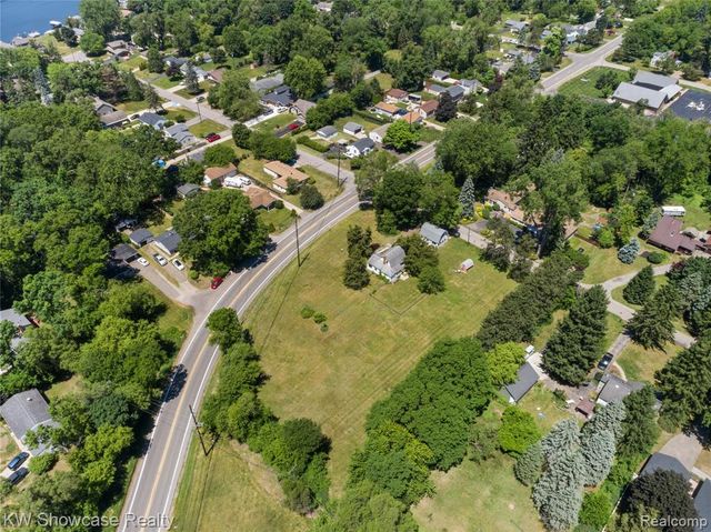 1634 S Commerce Road, Walled Lake, MI 48390