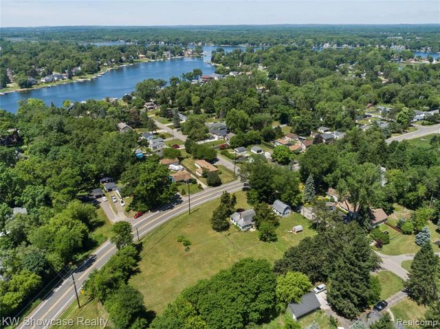 1634 S Commerce Road, Walled Lake, MI 48390