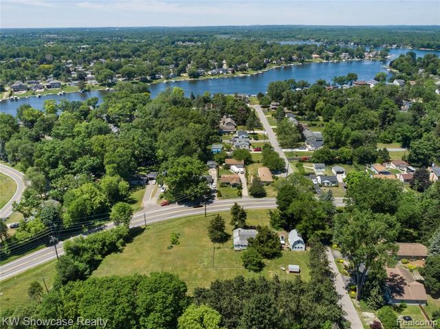 1634 S Commerce Road, Walled Lake, MI 48390