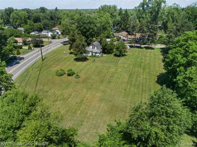 1634 S Commerce Road, Walled Lake, MI 48390