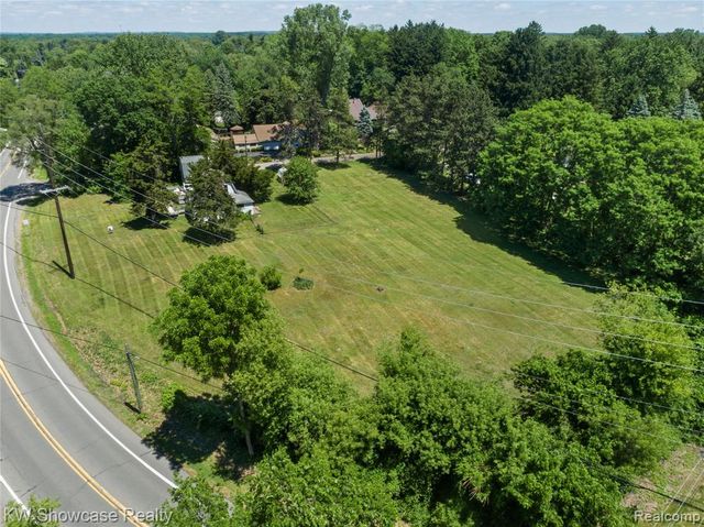 1634 S Commerce Road, Walled Lake, MI 48390