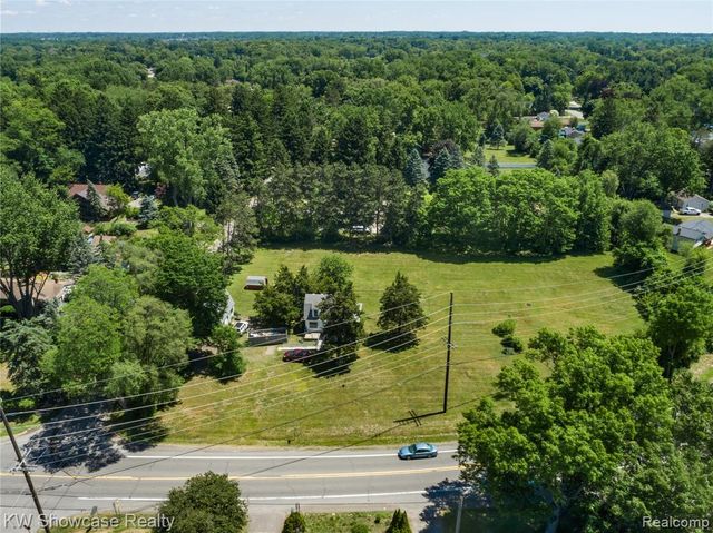 1634 S Commerce Road, Walled Lake, MI 48390