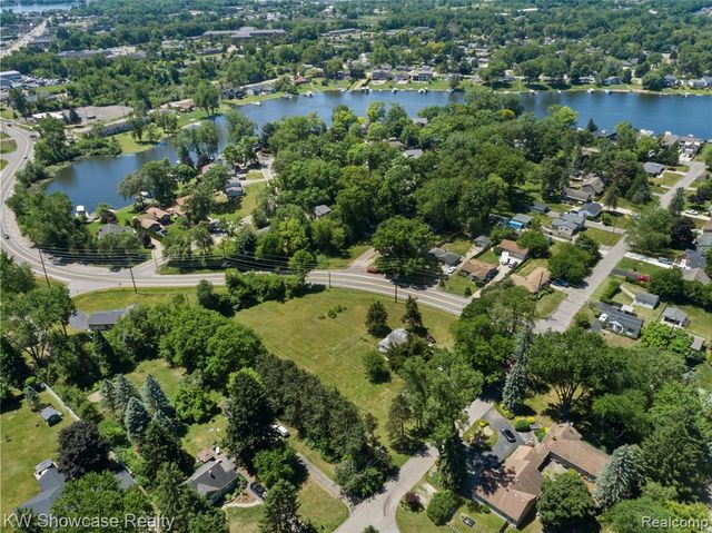 1634 S Commerce Road, Walled Lake, MI 48390