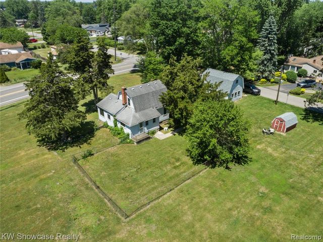 1634 S Commerce Road, Walled Lake, MI 48390