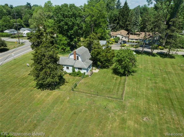 1634 S Commerce Road, Walled Lake, MI 48390