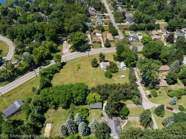 1634 S Commerce Road, Walled Lake, MI 48390
