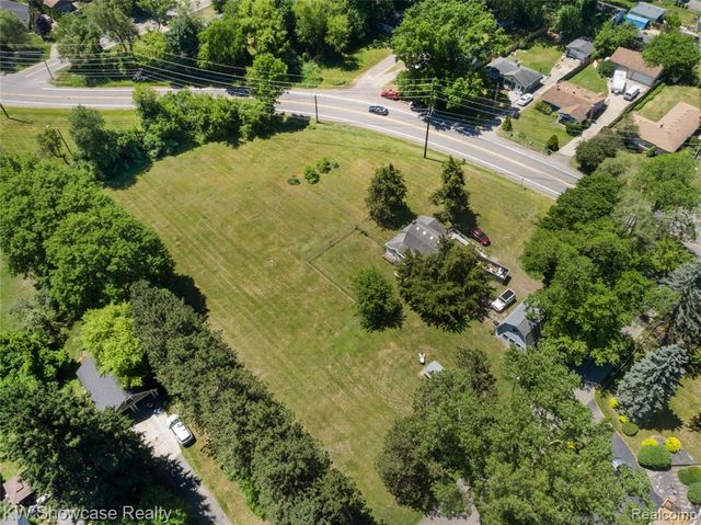 1634 S Commerce Road, Walled Lake, MI 48390