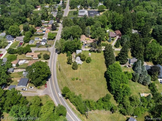 1634 S Commerce Road, Walled Lake, MI 48390