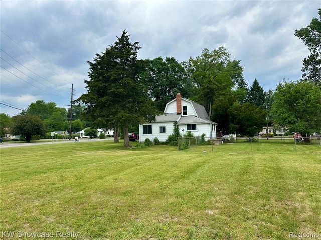 1634 S Commerce Road, Walled Lake, MI 48390