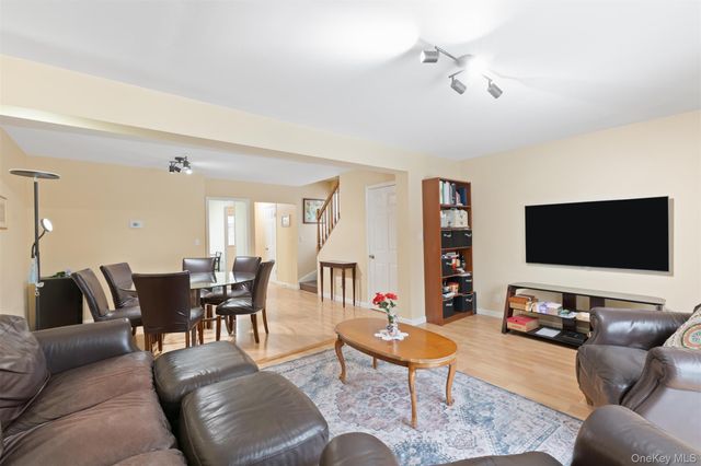 18 Heritage Drive E, New City, NY 10956