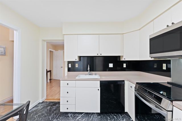 18 Heritage Drive E, New City, NY 10956