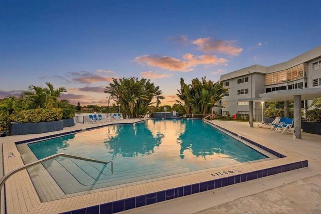 877 NE 195TH Street 422, Miami, FL 33179
