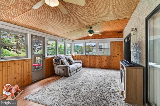 105 GRACE LN, Aston, PA 19014