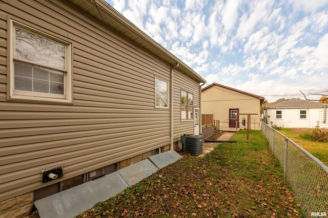 207 W Sylvester Street, Christopher, IL 62822