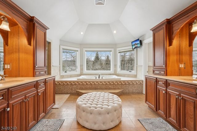 554 Hampton Hill Rd, Franklin Lakes Boro, NJ 07417