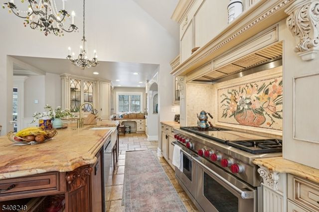 554 Hampton Hill Rd, Franklin Lakes Boro, NJ 07417