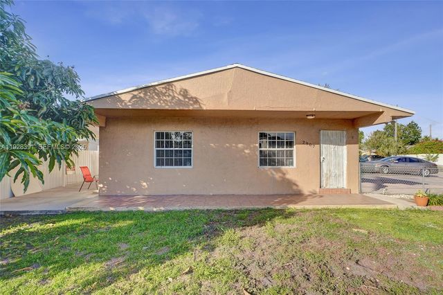 2907 NW 103rd St 1, Miami, FL 33147