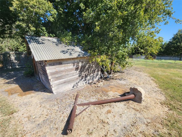 303 E Wolf ST, Granger, TX 76530