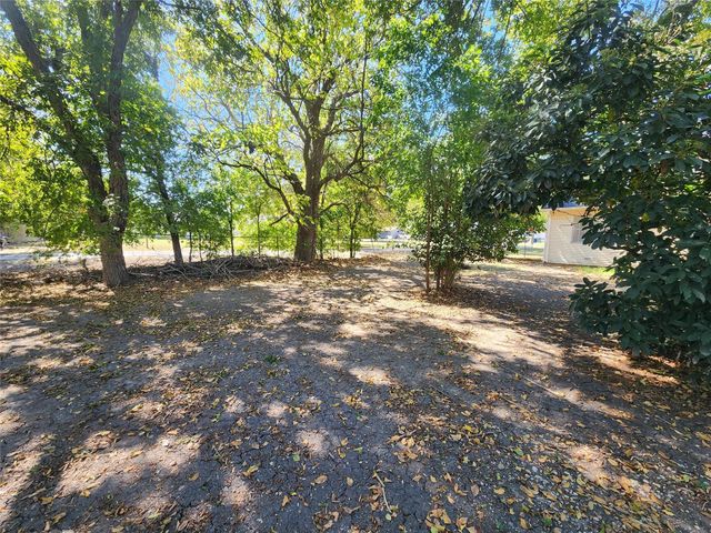303 E Wolf ST, Granger, TX 76530