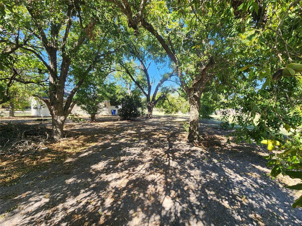 303 E Wolf ST, Granger, TX 76530