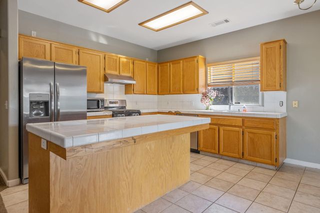 741 Bender Court, Tulare, CA 93274