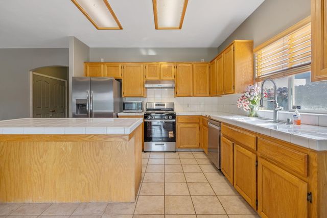 741 Bender Court, Tulare, CA 93274