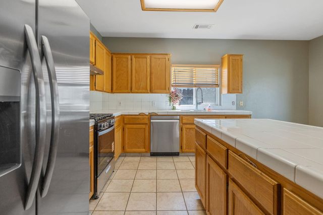 741 Bender Court, Tulare, CA 93274