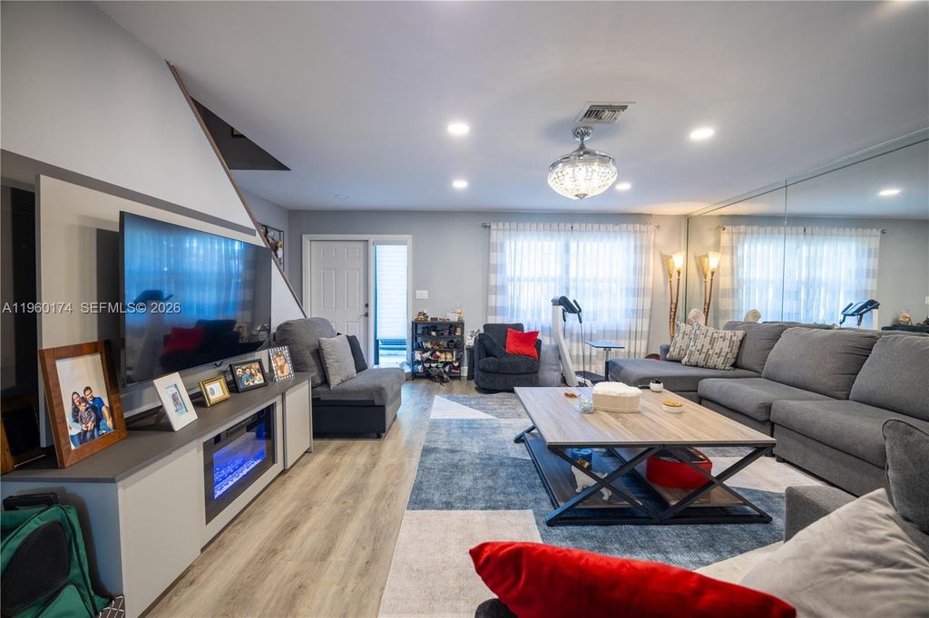 898 NW 47th St, Deerfield Beach, FL 33064