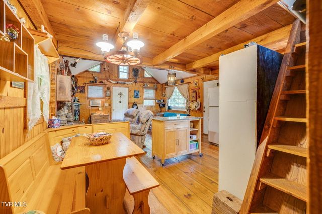 2453 Waters Edge Road, Duffield, VA 24244
