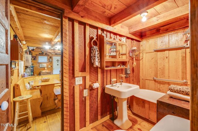 2453 Waters Edge Road, Duffield, VA 24244