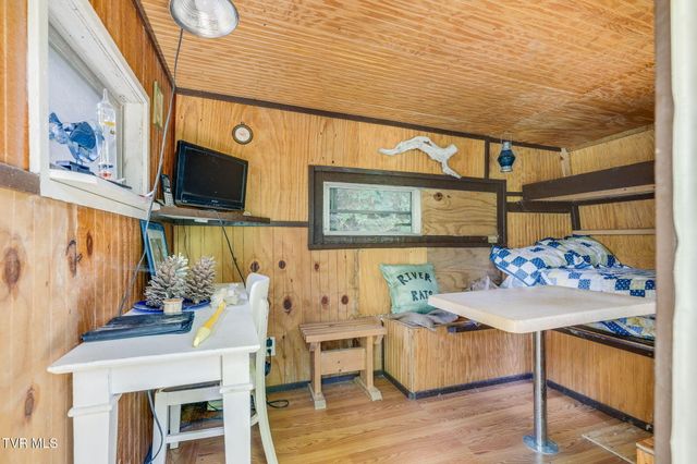 2453 Waters Edge Road, Duffield, VA 24244
