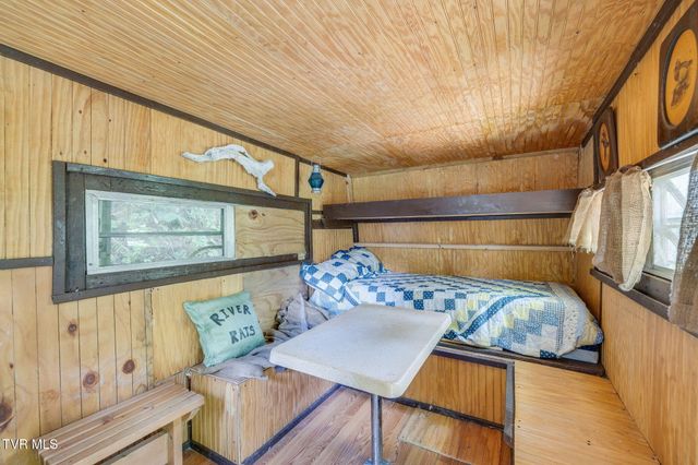 2453 Waters Edge Road, Duffield, VA 24244