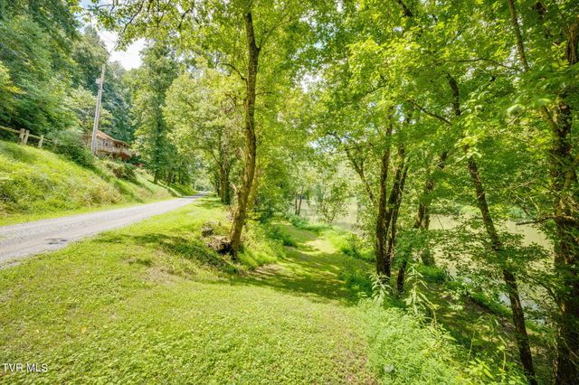 2453 Waters Edge Road, Duffield, VA 24244