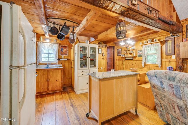 2453 Waters Edge Road, Duffield, VA 24244