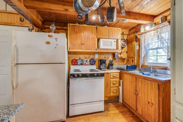 2453 Waters Edge Road, Duffield, VA 24244