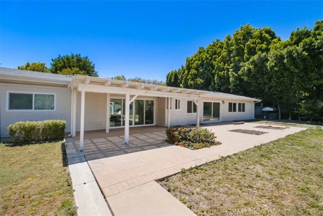 22841 Calvert St, Woodland Hills, CA 91367