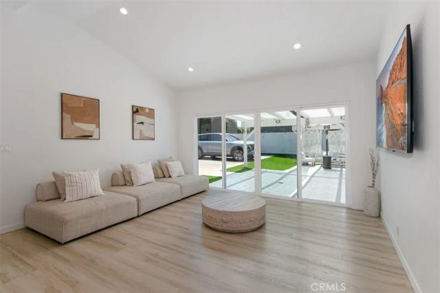 22841 Calvert St, Woodland Hills, CA 91367