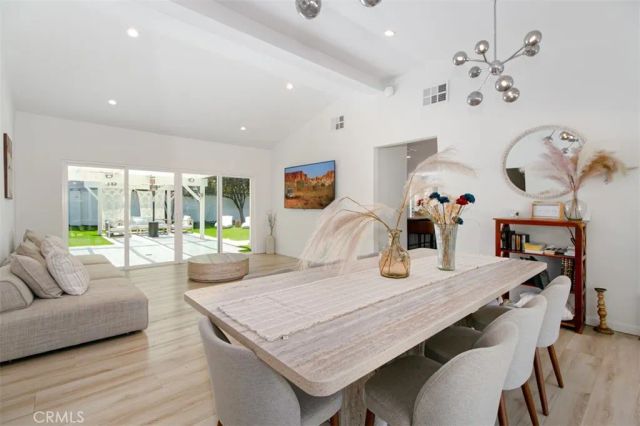 22841 Calvert St, Woodland Hills, CA 91367