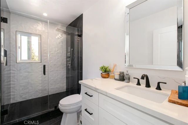 22841 Calvert St, Woodland Hills, CA 91367
