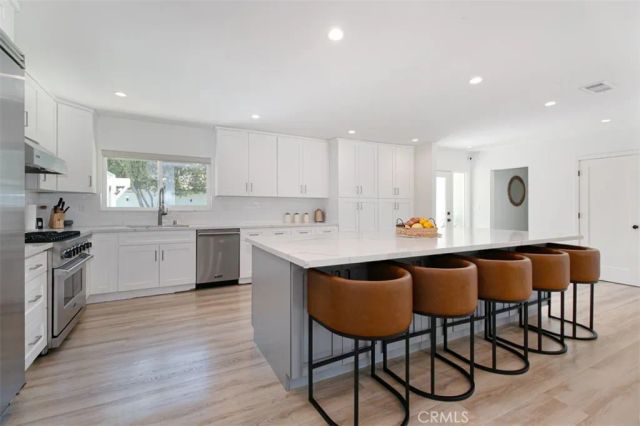 22841 Calvert St, Woodland Hills, CA 91367