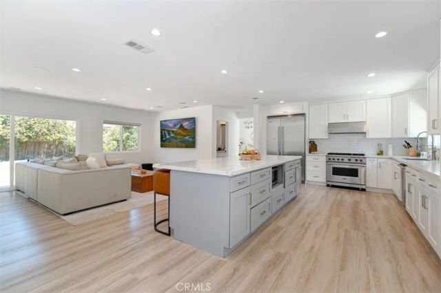 22841 Calvert St, Woodland Hills, CA 91367
