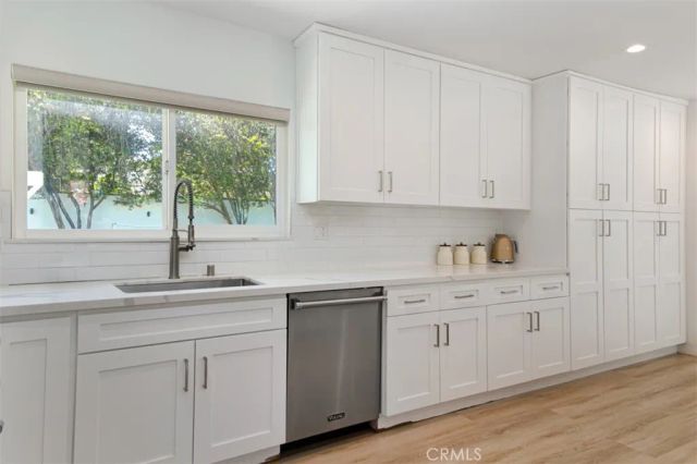 22841 Calvert St, Woodland Hills, CA 91367