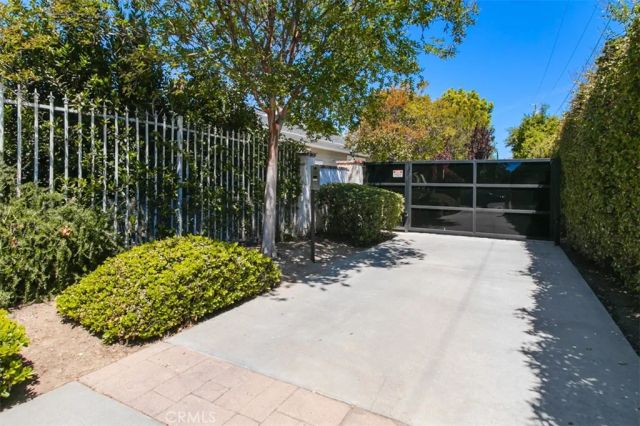 22841 Calvert St, Woodland Hills, CA 91367