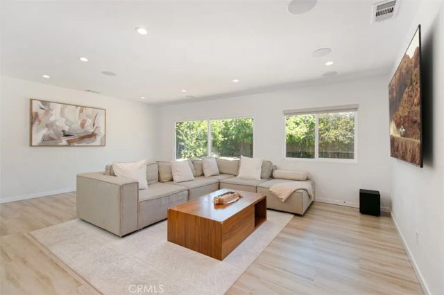 22841 Calvert St, Woodland Hills, CA 91367