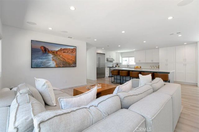 22841 Calvert St, Woodland Hills, CA 91367